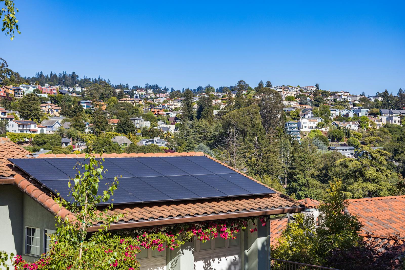Panneaux solaires installés sur toit résidentiel
